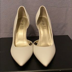 White leather pointy toe pumps